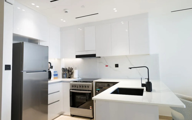 Easygo- Stylish 1bdr Binghatti Corner