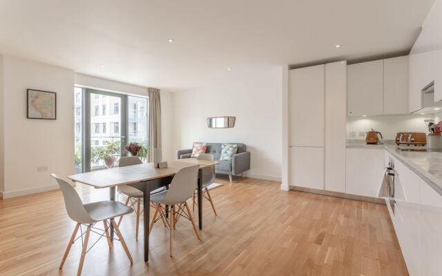 Stylish 2 Bedroom Flat With Balcony