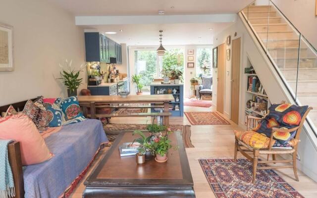 Cosy And Beautiful 4br House