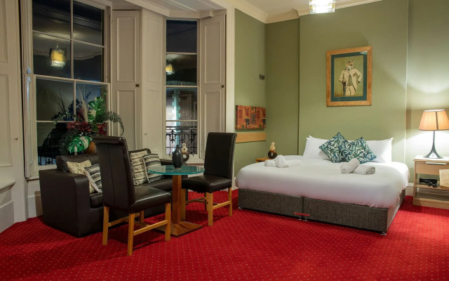 The Knighton Apartment by Paymán Club