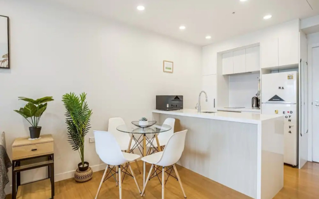 Cosy Two Bedroom Apartment W Balcony, Pool And Gym