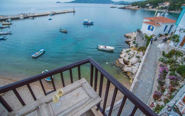 Eftopia Beachfront 2-bedrooms apartment