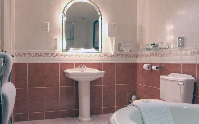 Holiday Inn A55 Chester West by IHG