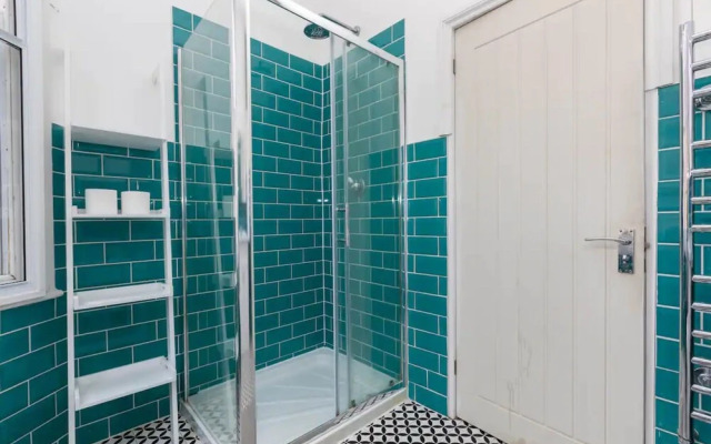 Spacious 5 Bedroom Home in Camden