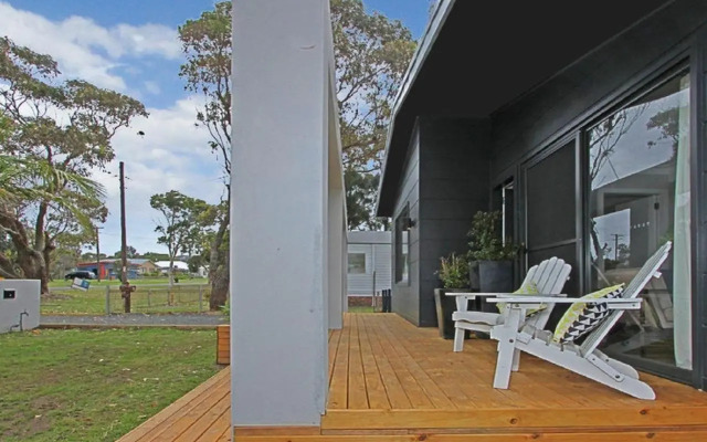 Shady Palms - Modern Beach House With Studio