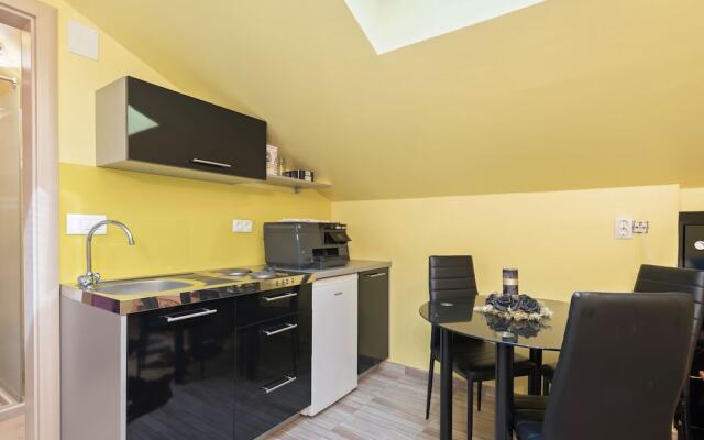 Comfortable Holiday Home in Pirovac With Garden