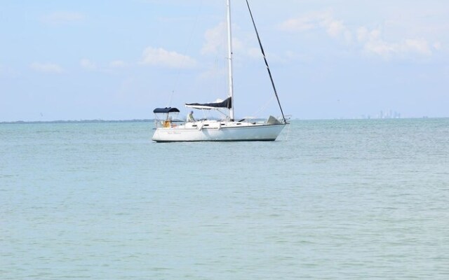 Runaway Bay 270 - 1357301