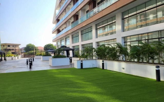 Luxurious & Comfy Gem-5 Star Location-pools, Gym!