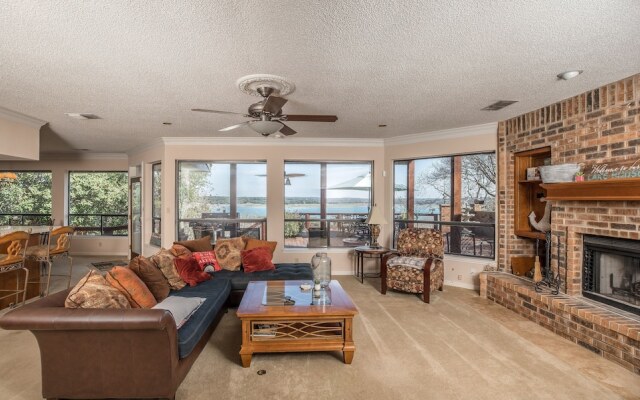 Hawkeye's Haus 5 Bedroom Home