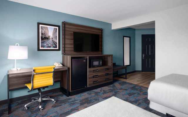 La Quinta Inn & Suites by Wyndham Greensboro NC