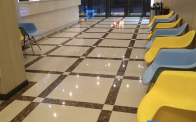 Moon Hotel (Beijing Xinnan Road Miyun Station)
