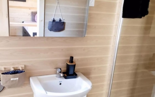 Spacious Holiday Home With 4 Tiny Houses