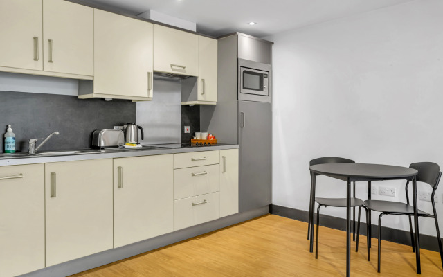 Roomzzz Leeds City West