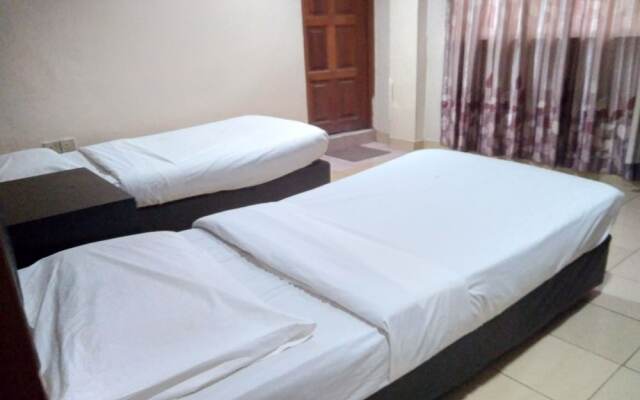 OYO 90376 Centre Point Hotel