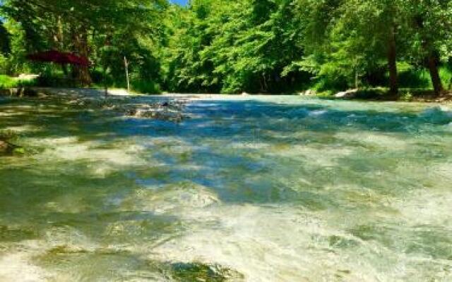 Dipla Sto Potami (Next To The River)