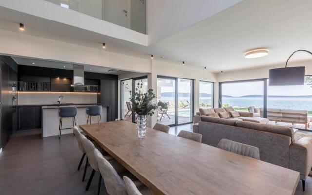 Villa Sea Star - seafront beach with 80m2 pool