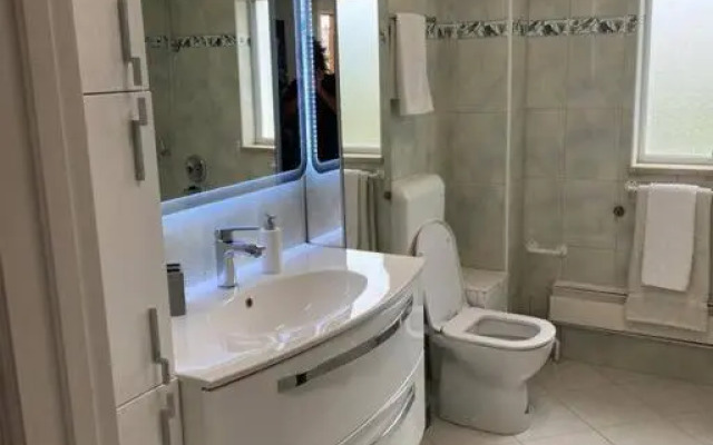 Lovely 3 Bedroom Apartment In Quiet Area w/ Pool