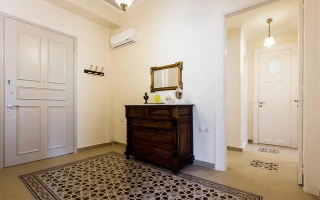 Neoclassical apartment with 3 bedrooms in Piraeus