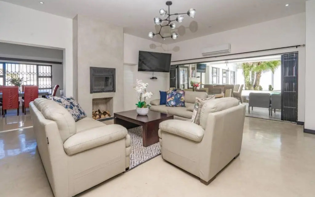 Private Modern 10 bdrm Home tucked away in Sandton