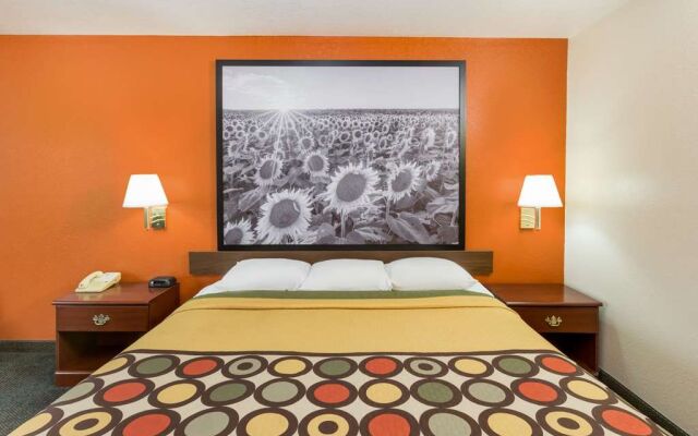 Super 8 By Wyndham Holton