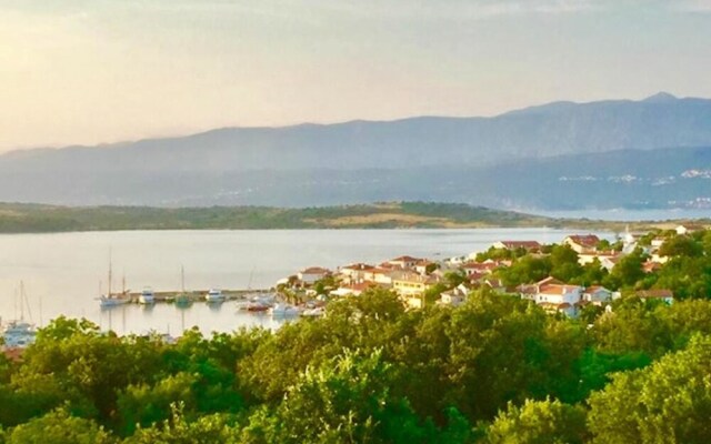Three-Bedroom Holiday home with Sea View in Klimno