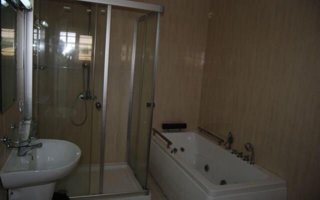 Kings Court Apartment