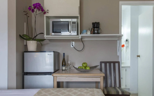 The Maple Leaf Motel Inn Towne