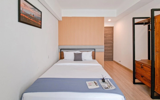 Monochromatic 2Br With Extra Working Room Apartment Sky House Bsd – Guest Rooms – Legok