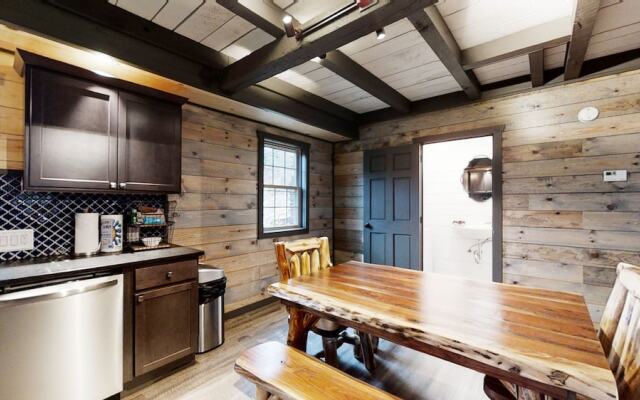 Bigfoots Hideaway 1 Bedroom Cabin by RedAwning