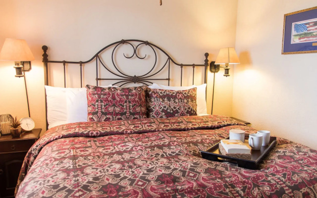 Vineyard Court Designer Suites Hotel