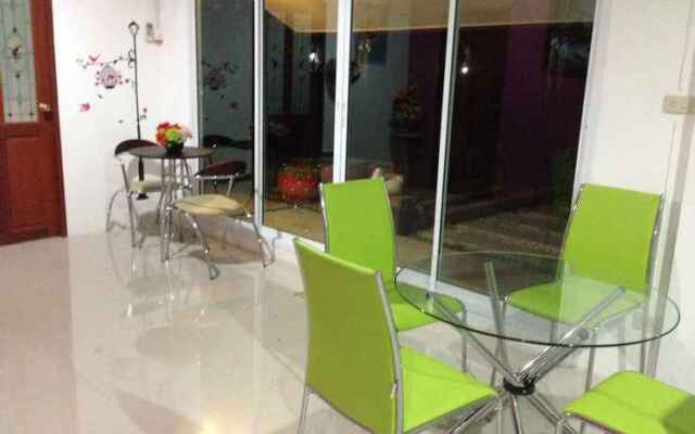 RoomQuest Chonburi Phanat Nikhom