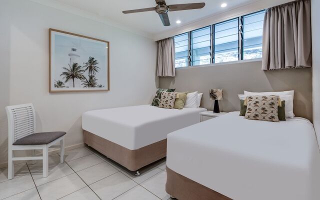 Lagoon 206 on Hamilton Drive