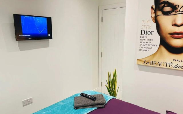 Stylish Salt Hill 2 Bed 1 Bath Apartment