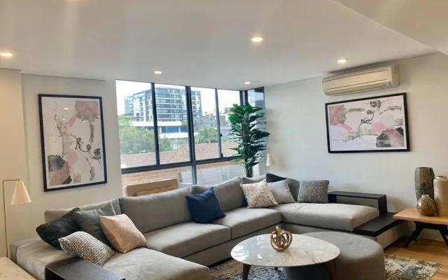 Crows Nest - Executive Penthouse - 3 Bedroom- 5km to City