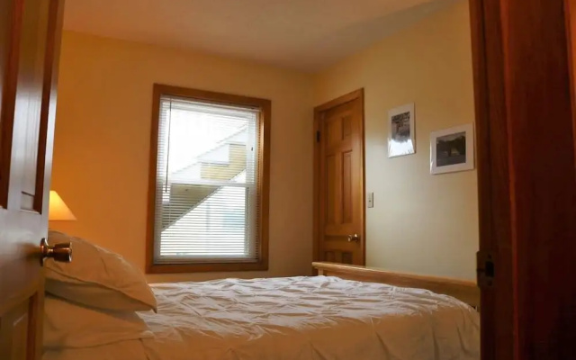 2729 Willow Ave. 3 Bedroom Condo