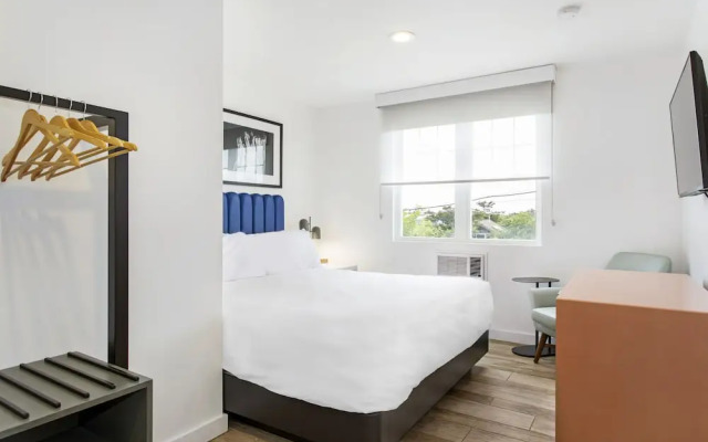 Grove Hotel