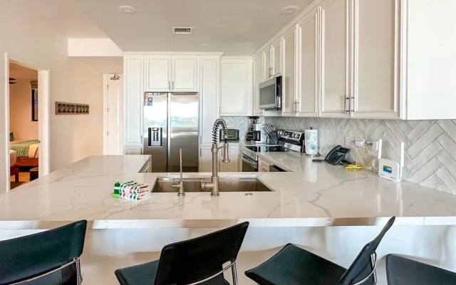 Luxury Ocean View Condo w Huge Deck