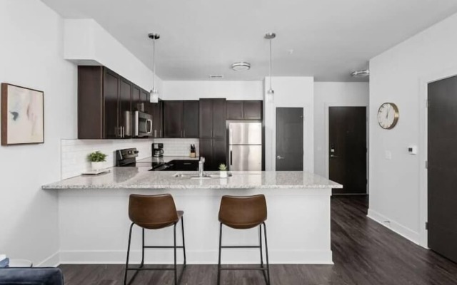 CozySuites Nora 3BR near Fashion Mall