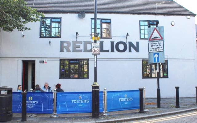 Ye Olde Red Lion Hotel