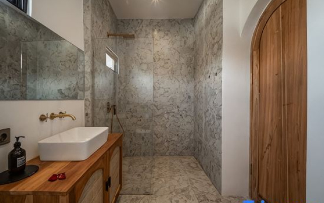 Unu Villa 6 : Mediterranean 2BR W/ Rooftop & Pool - A Luxury Private Villa By Balinest Villas – Bathroom – Tumbak Bayuh