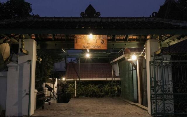 Rumah Kayu Joglo Yudhistira, tepi sungai, 2BR