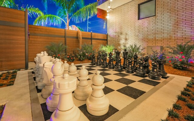 Modern 4BR Townhouse Near French Quarter