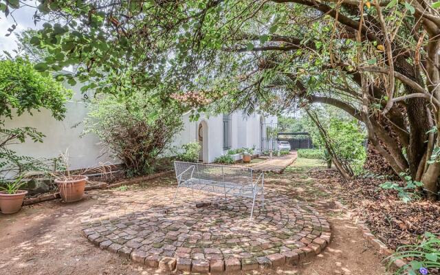 The Cottage-1 Bed-pool-bbq-fibre-solar-samrand