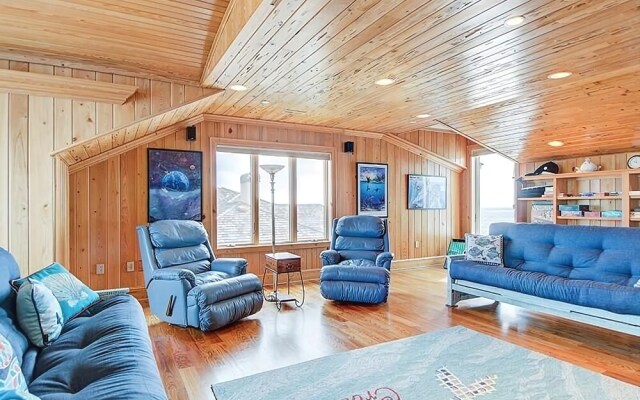 The Boat - 8 Br Home