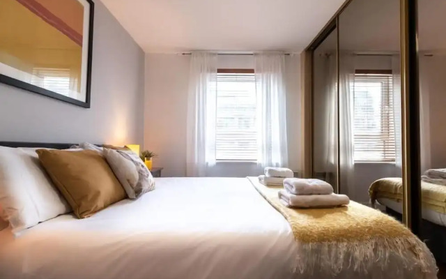 Black Moon 2 bed 2 bath Central location