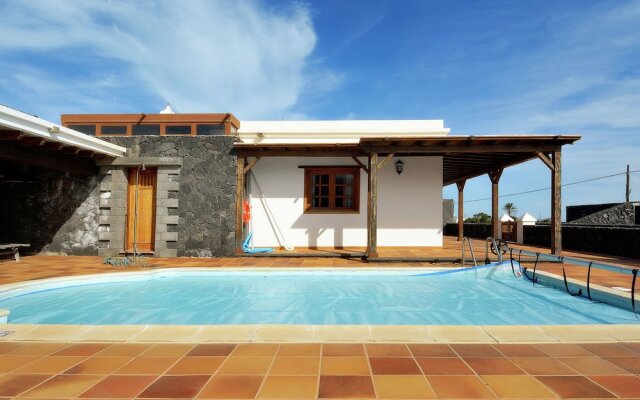 Spacious Villa in San Bartolomé With Swimming Pool