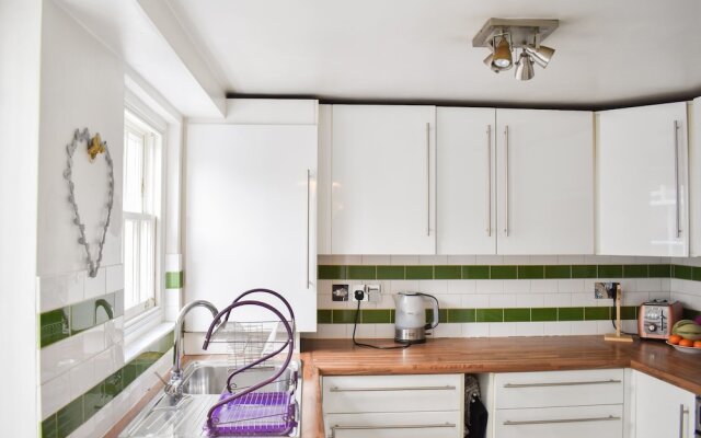 Vibrant and Quirky Garden Flat Central Brighton