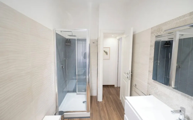 Lovely Design Apartment With Balcony