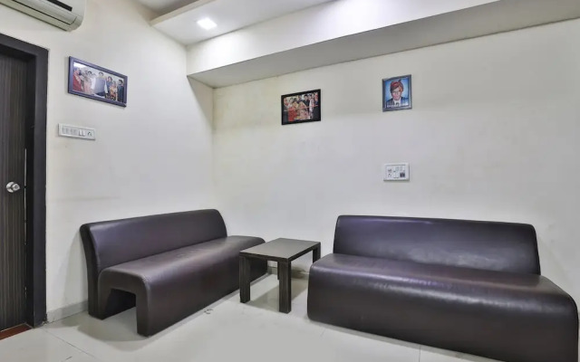 Oyo 27662 Varma Palace