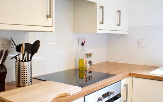 Modern 2 Bedroom Ground Floor Flat with Parking